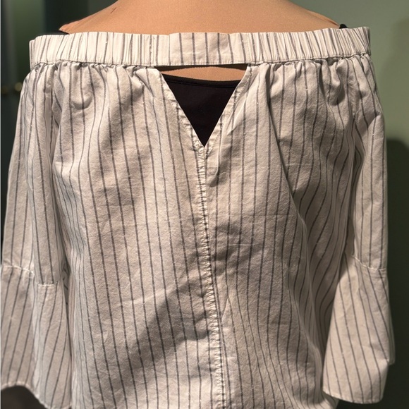 Calvin Klein off-the -shoulder bell sleeve top size Small - Picture 3 of 3
